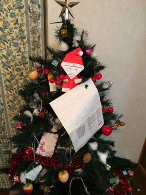 欲しいものが書かれたサンタへの手紙が吊るされたクリスマスツリー