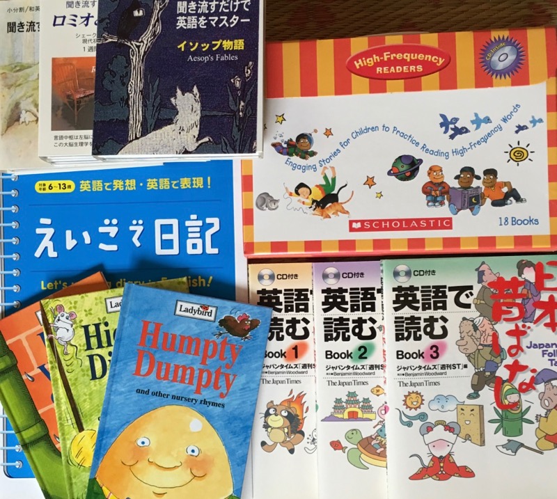 CD付きのテキストや絵本など各種英語教材が並べられている